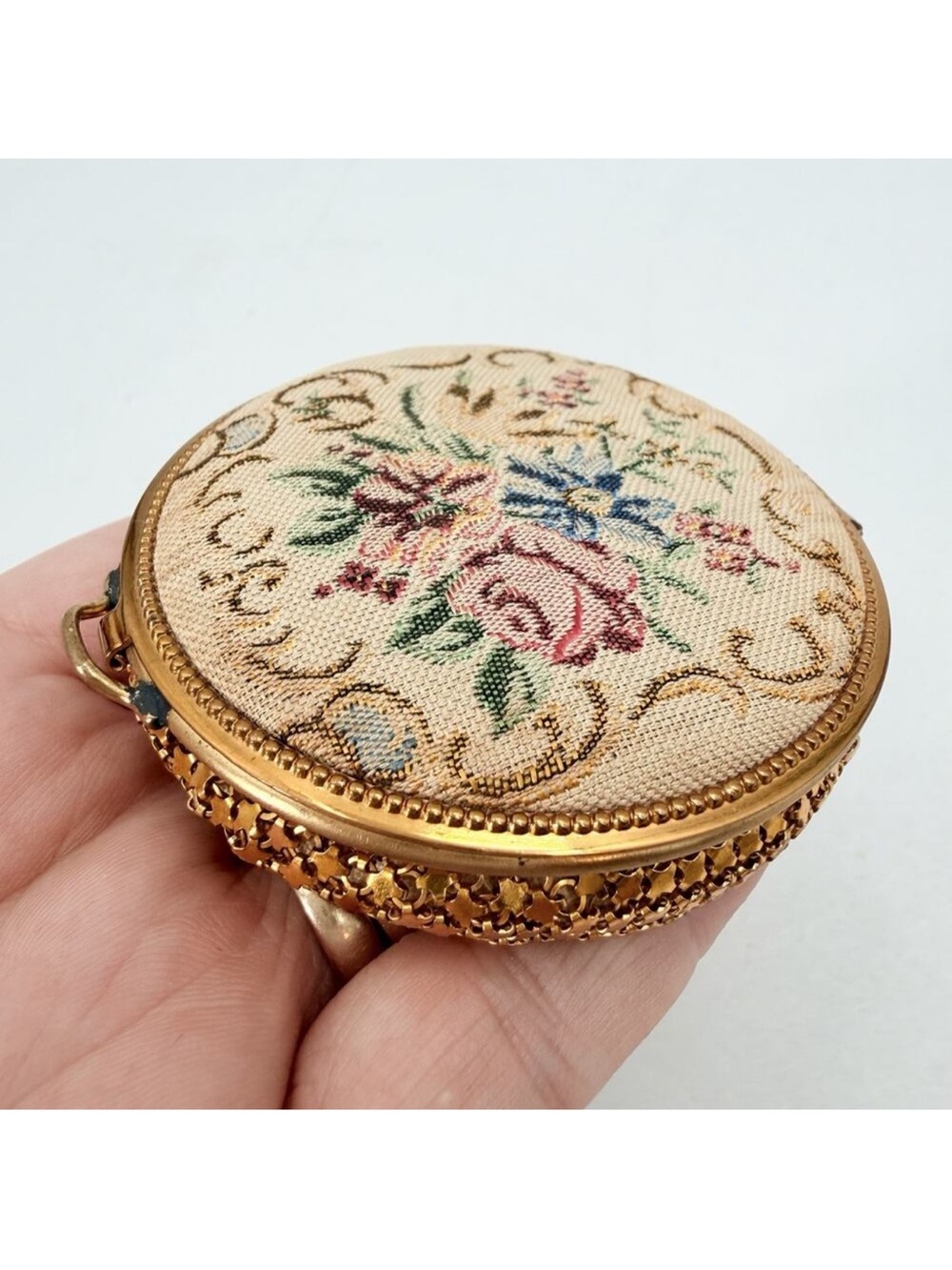 Vintage Evans Needlepoint Tapestry Goldtone Metal Mesh Compact Mirror & Puff